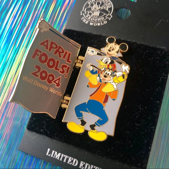 NEW✨ Disney April Fools Hinged Pin Limited Edition - Picture 3 of 3